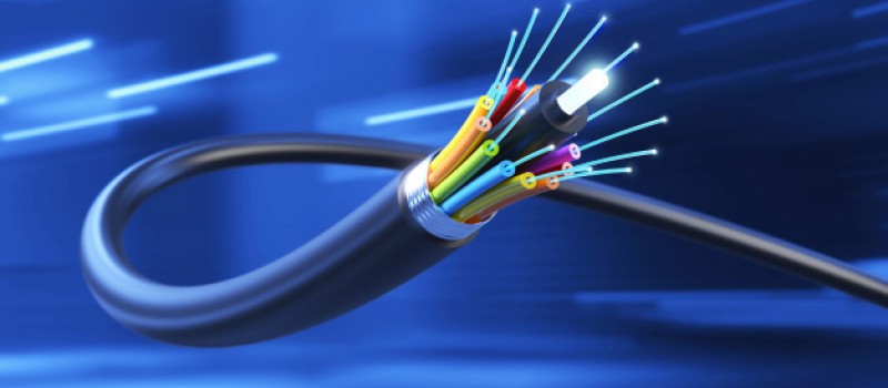 Todo sobre o cableado de fibra óptica: tipos de fibras, conectores e máis